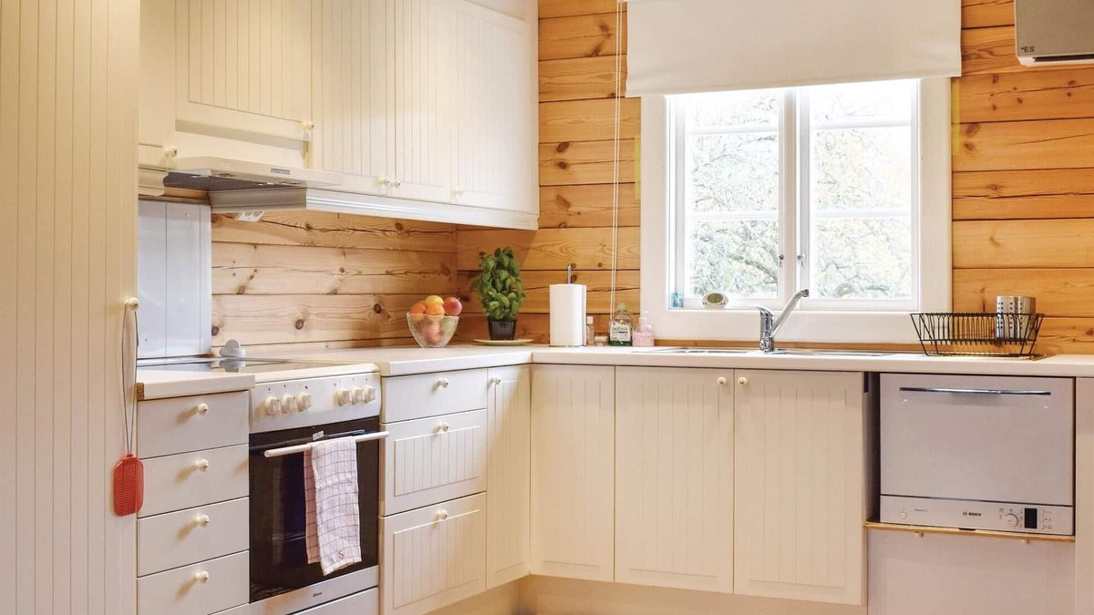 Mariannelund House | The cottage has an open floor plan and is located in the countryside.