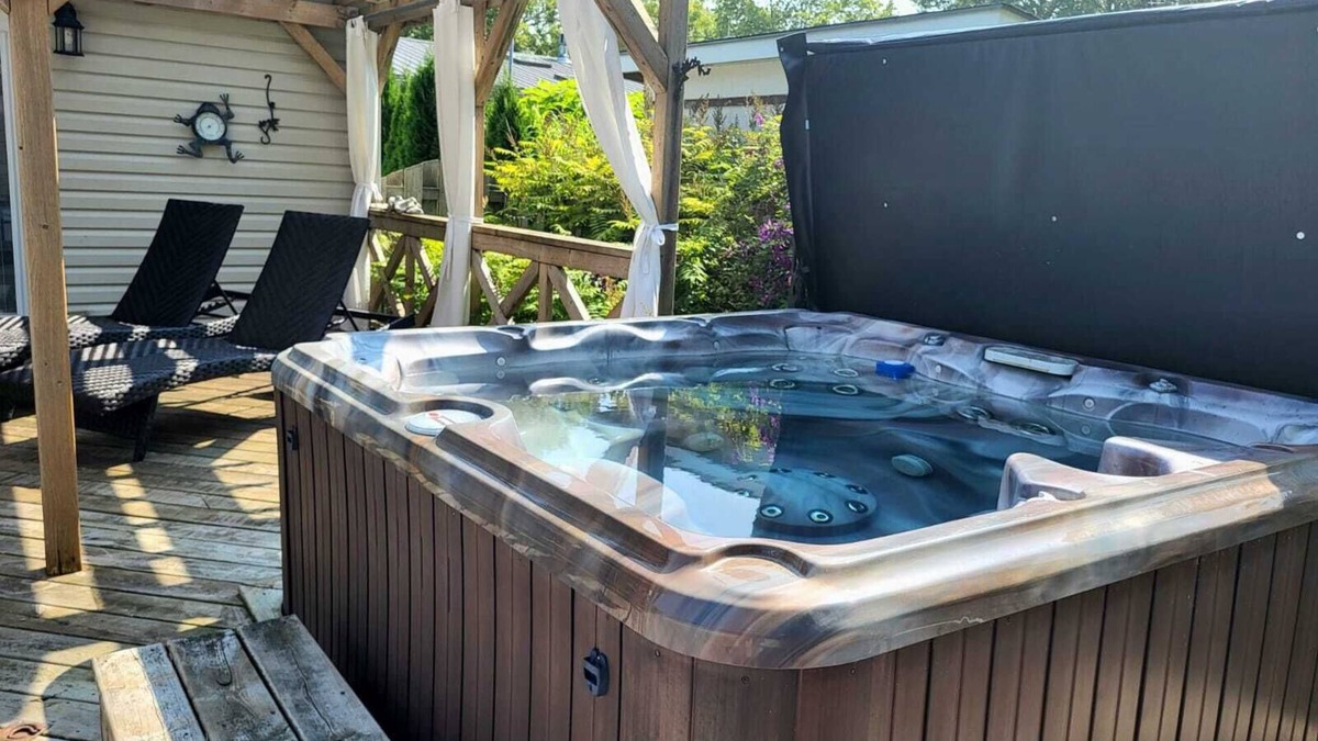Selkirk House | The Cottage House Pool/Hot Tub/Beach Front Sleeps 4-6