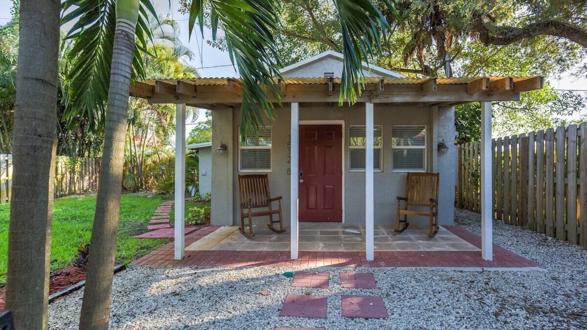 River Oaks Cottage | The Cottage in The Oaks - By Avi