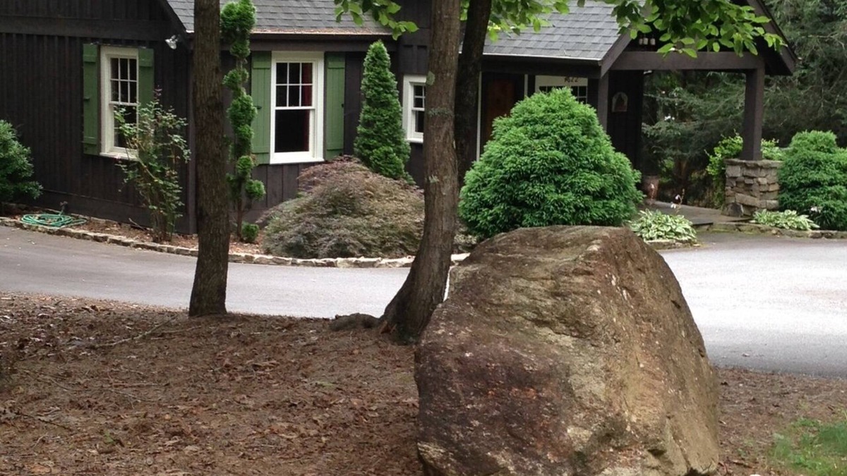 Hickory Cabin | "The Cottage on LaKe Hickory" - 5Acre Point/1100 Water Frontage! NEW LANDSCAPED