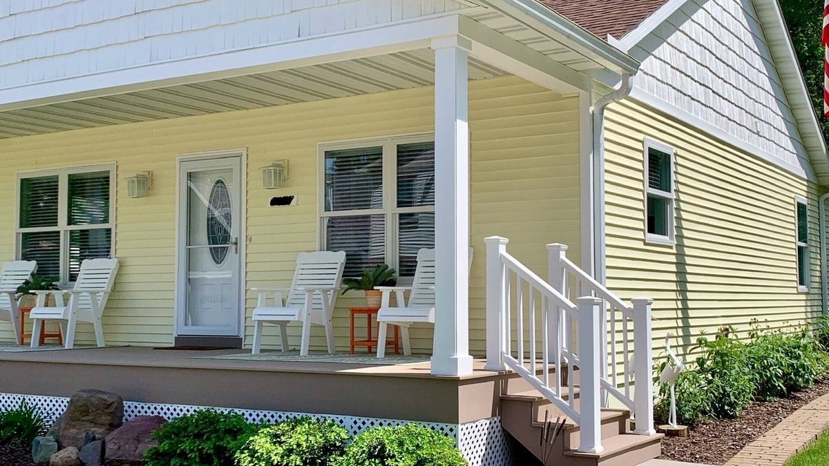 Lake City House | The Cottage on Lakeview…Lake Missaukee views…Steps from the beach!