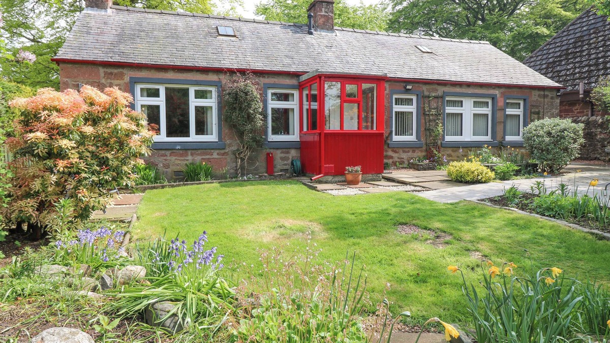 Kirriemuir Cottage | THE COTTAGE, pet friendly, character holiday cottage in Kirriemuir