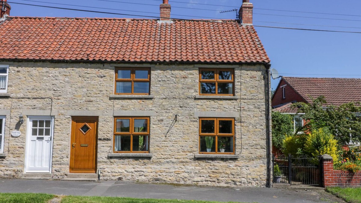 Thornton Dale Cottage | THE COTTAGE, pet friendly, with open fire in Thornton-Le-Dale