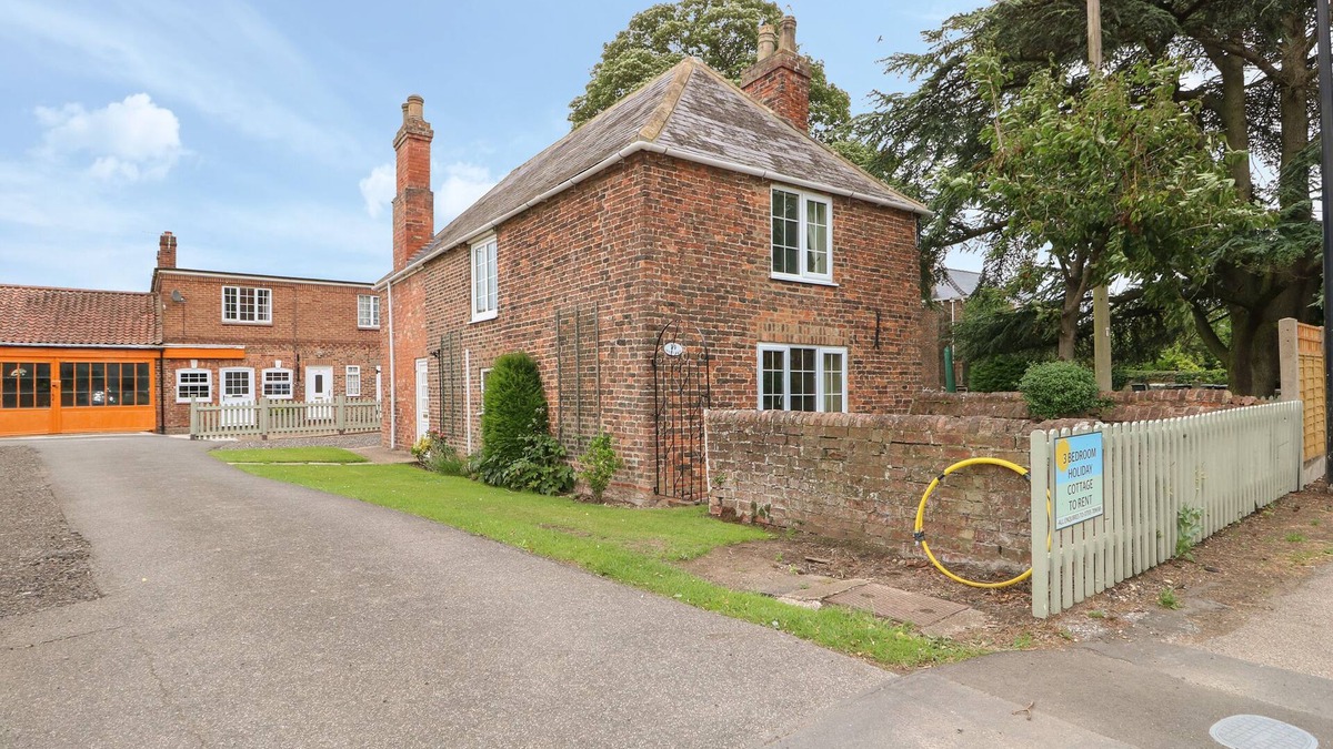 Burgh le Marsh Cottage | THE COTTAGE, pet friendly, with a garden in Burgh Le Marsh