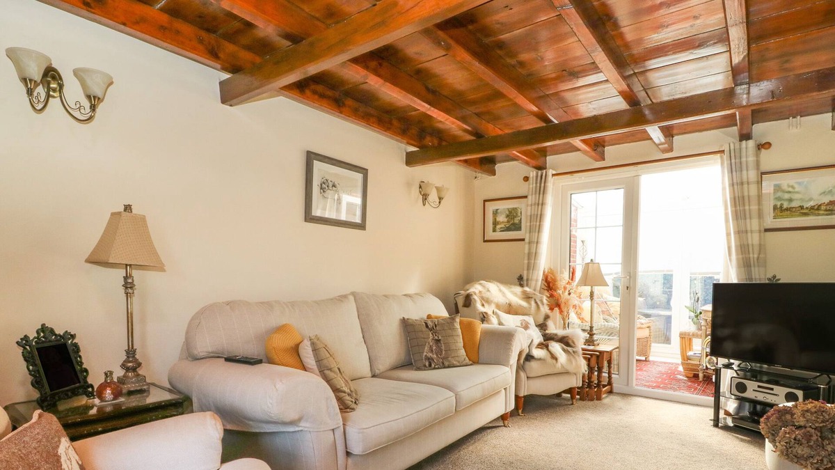 Hull Cottage | THE COTTAGE, pet friendly, with a garden in Preston, Hull