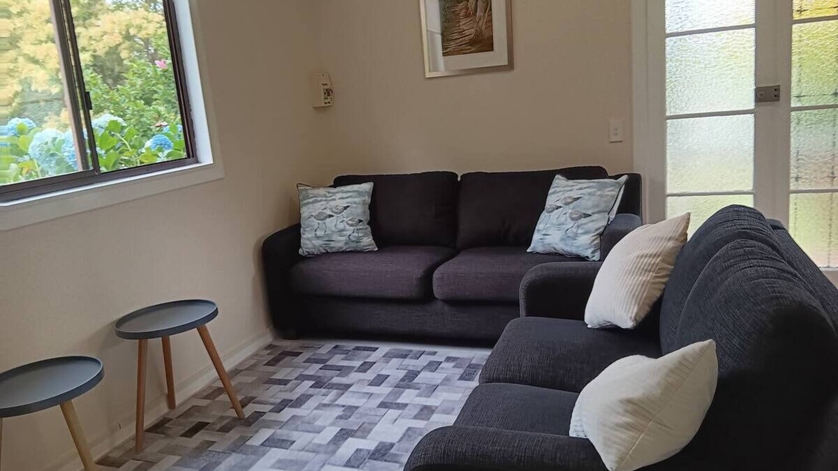 Mogo Cottage | "The Cottage" Ride Mogo MTB Trails and stay
