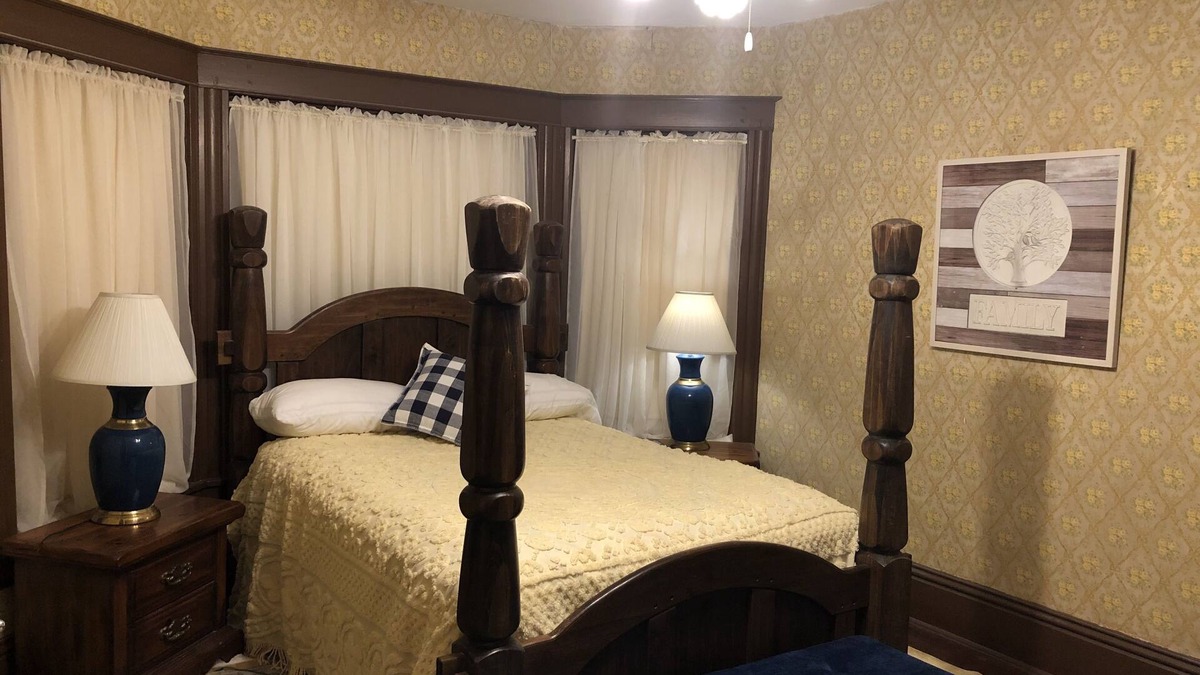 Hamilton Bed & Breakfast | The Cottage Room at Shoal Creek B&B