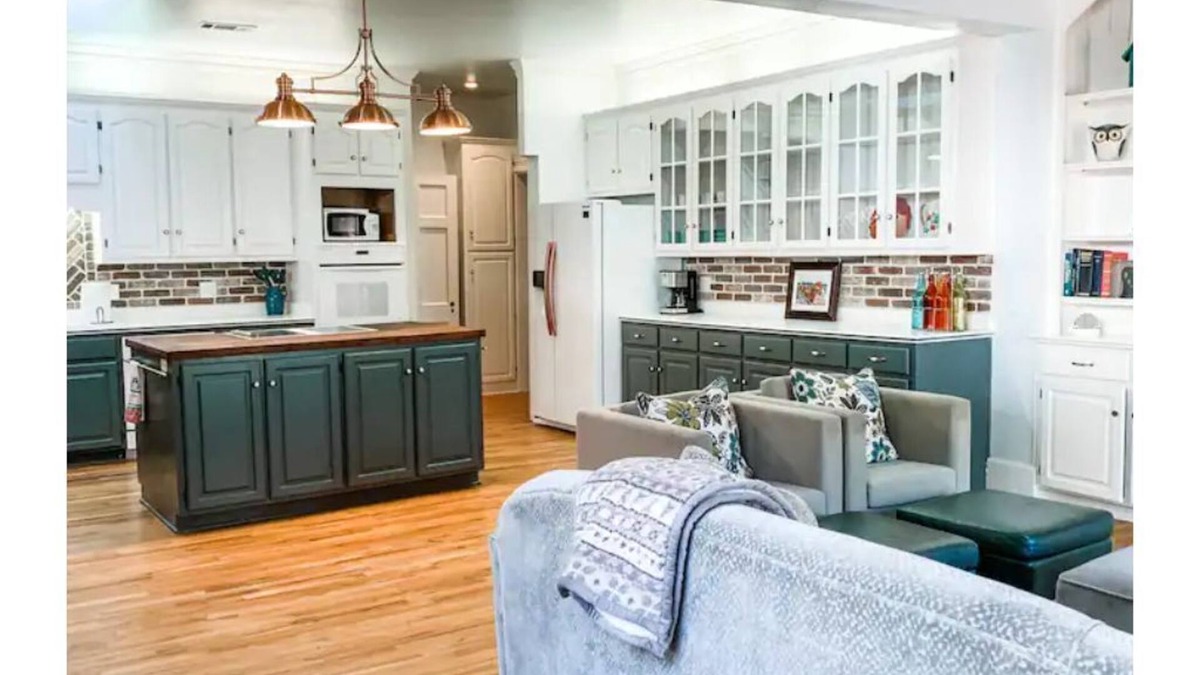 Macon House | The Cottage: Sleeps 10, Charming and Spacious!