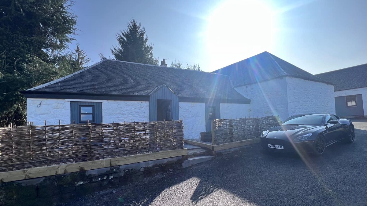 Buchlyvie Cottage | The Cottage - ultimate couples escape with hot tub