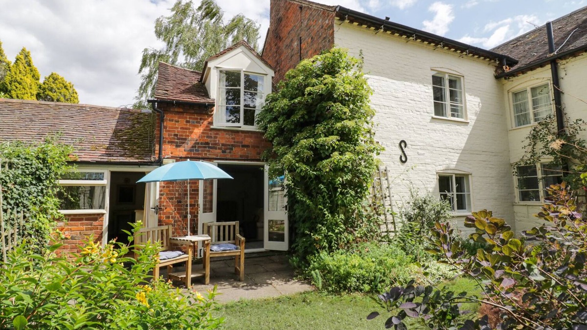 Pershore Cottage | THE COTTAGE, with a garden in Elmley Castle