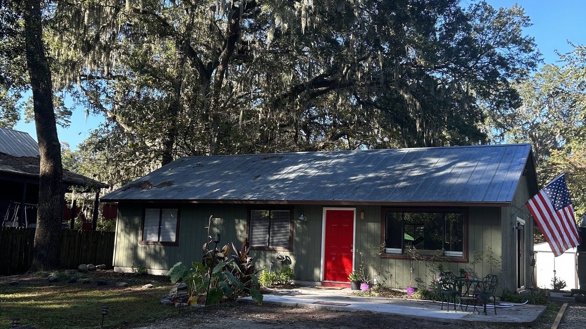 Olde Town Cottage | The Cottage with the RED DOOR,n5 minute walk to May River, restaurants & shops
