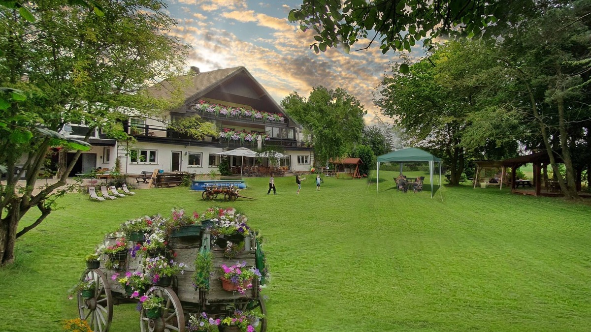 Diemelstadt Cottage | The country house is situated in a quiet location, close to hiking and biking trails & the highway.