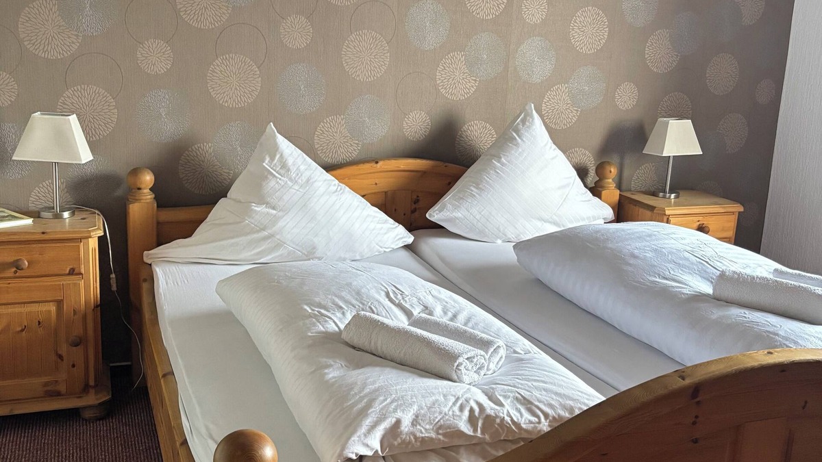 Wethen Cottage | The country house is situated in a quiet location, close to hiking and biking trails & the highway.