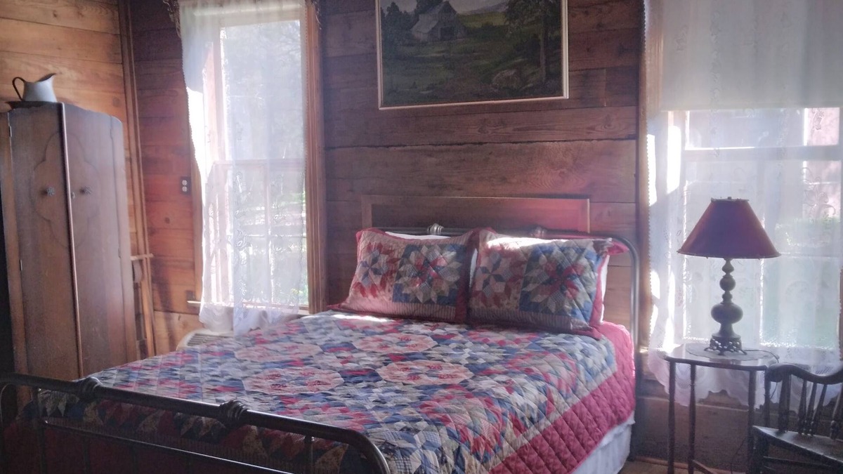 Palestine Bed & Breakfast | The Country Room at The Ranch at Walston Springs; Breakfast Included