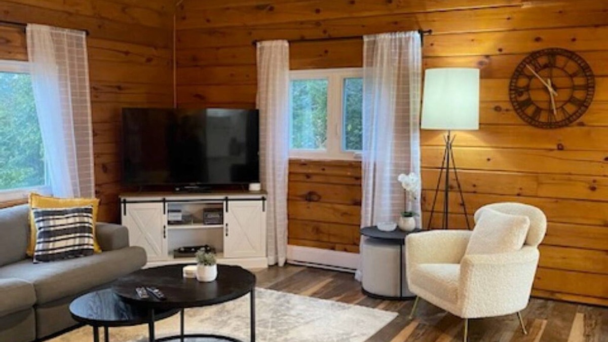 Ameliasburgh House | The County Chalet - 3 bdrm, 2 bath, games room