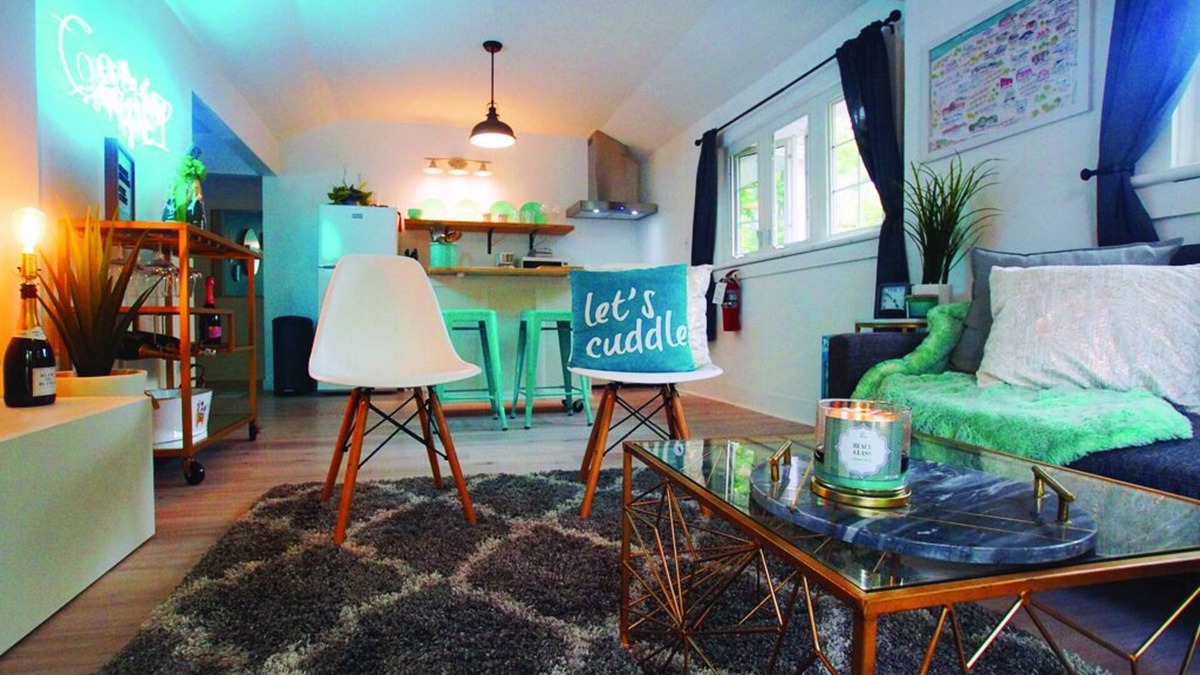 Historic Old Town House | The Coupe: A Hip Wine Lovers Retreat in Niagara-on-the-Lake! ✌️
