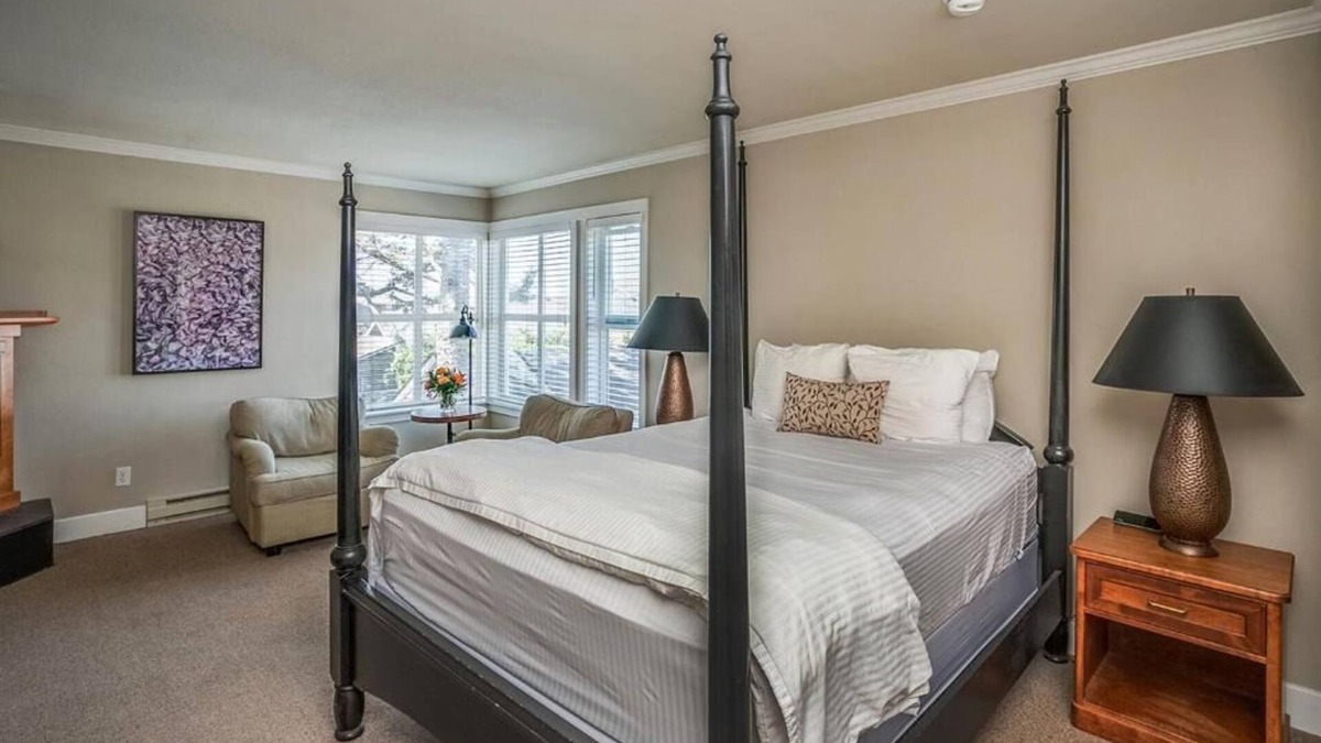 Downtown Cannon Beach Hotel | The Courtyard - Classic King Room at Cannon Beach Hotel Collection! Beach Access