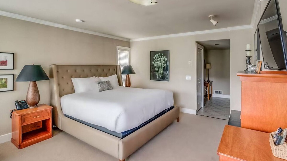 Downtown Cannon Beach Hotel | The Courtyard - Grand King Room at Cannon Beach Hotel Collection!
