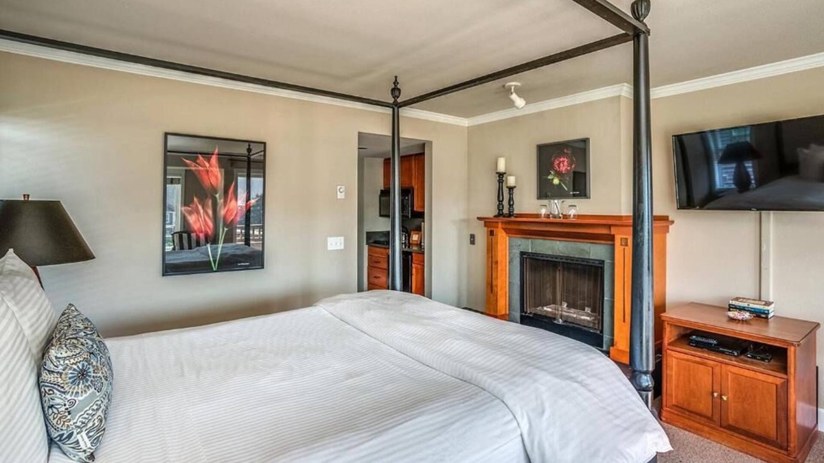 Downtown Cannon Beach Hotel | The Courtyard - Oceanview King Room with Free Parking and Beach Access!