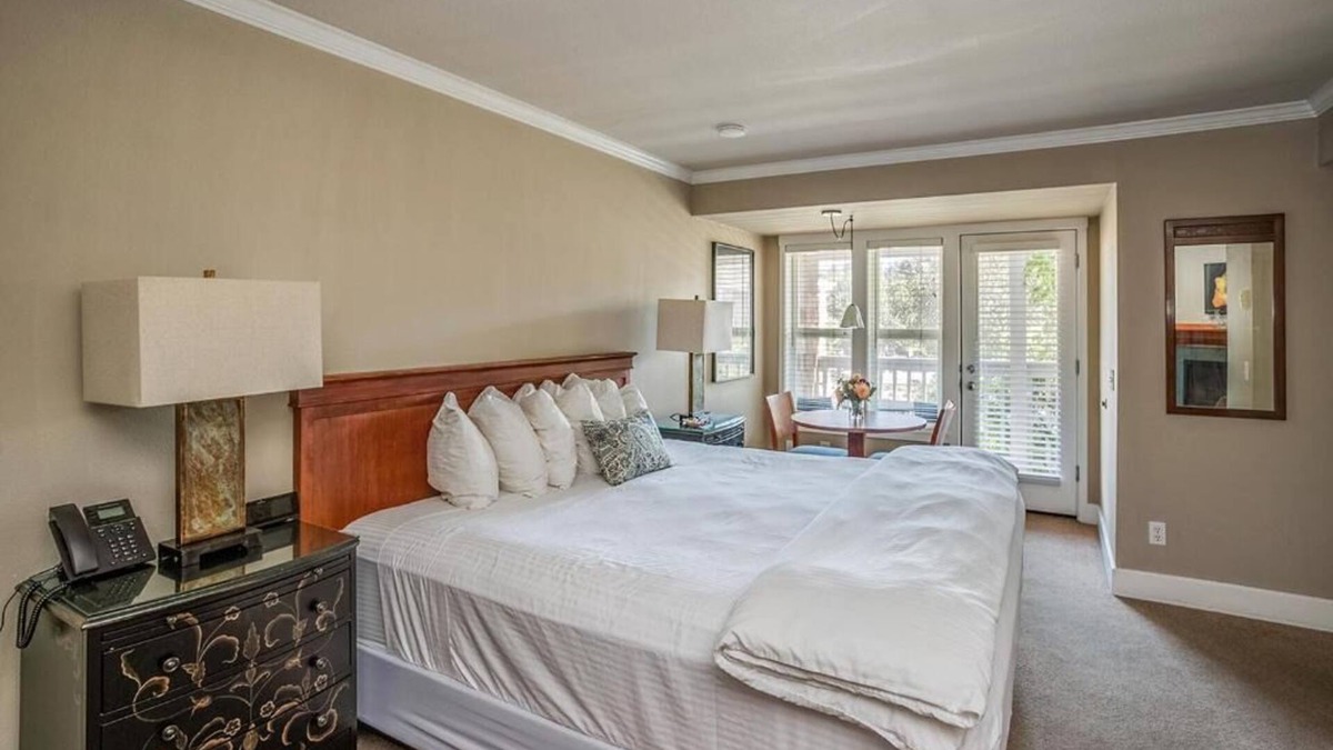Downtown Cannon Beach Hotel | The Courtyard - Premier King Room at Cannon Beach Hotel Collection!