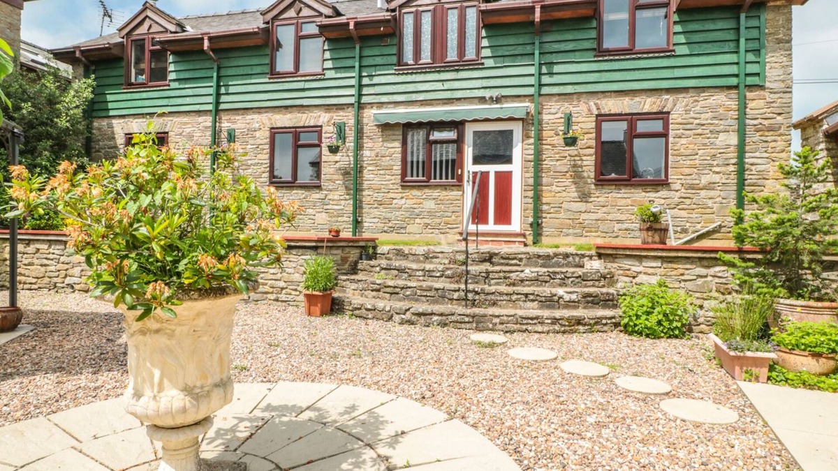 Kington House | THE COURTYARD, with a garden in Gladestry
