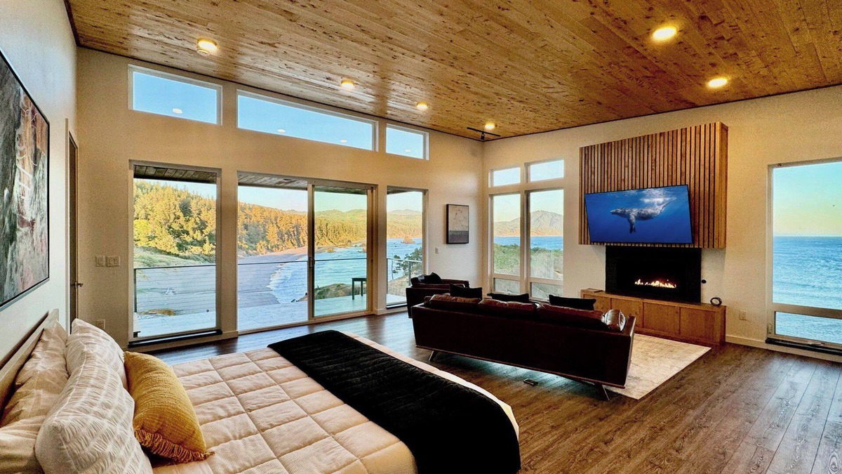 Port Orford Condo | The Cove at Port Orford: Gray Whale Suite