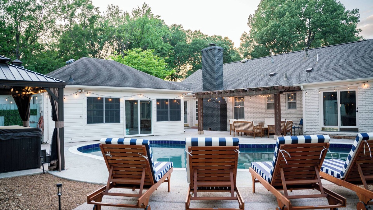 East Memphis House | The Cove BNB - With heated pool!