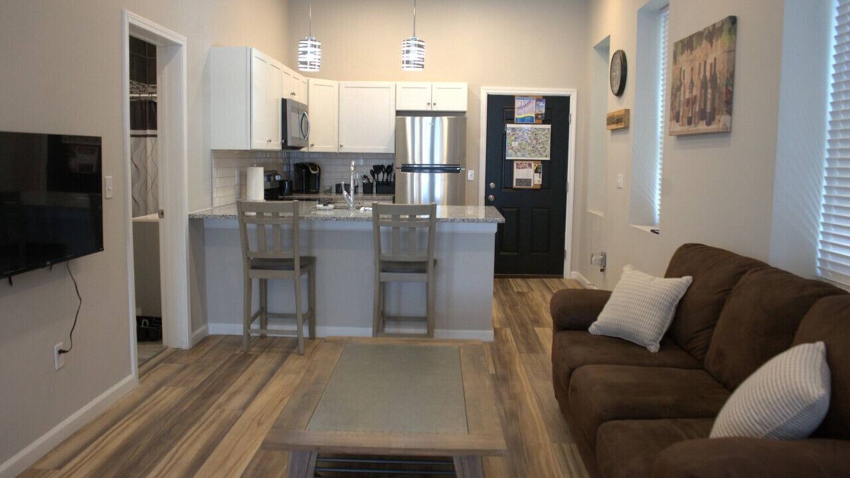 Newport Apartment | "The Cove" on Monmouth!
