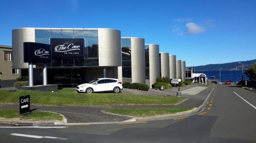 Waipahihi Hotel | The Cove- On The Lake