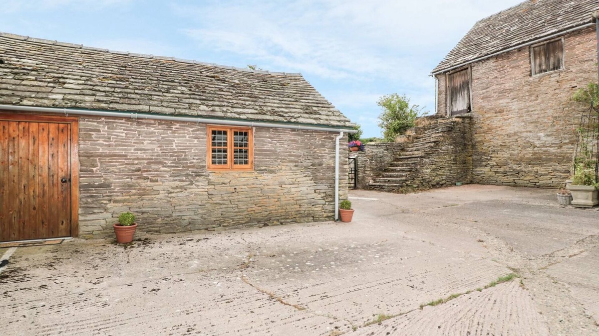 Westbrook Court Cottage | THE COW COTT, pet friendly, with a garden in Hereford