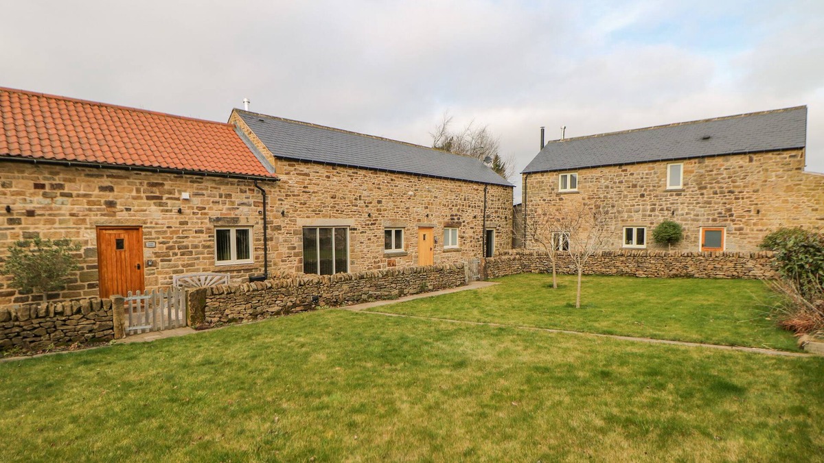 Marsh Lane Cottage | THE COW SHED, family friendly, with hot tub in Marsh Lane