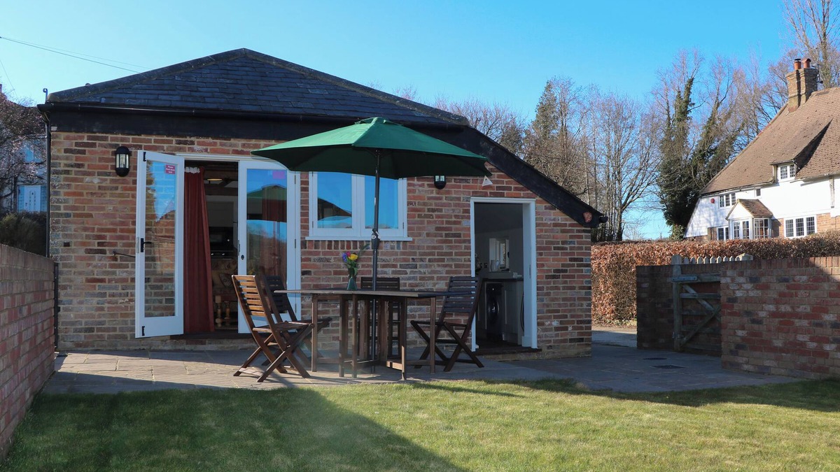 Sedlescombe Cottage | THE COWSHED, family friendly, with a garden in Westfield