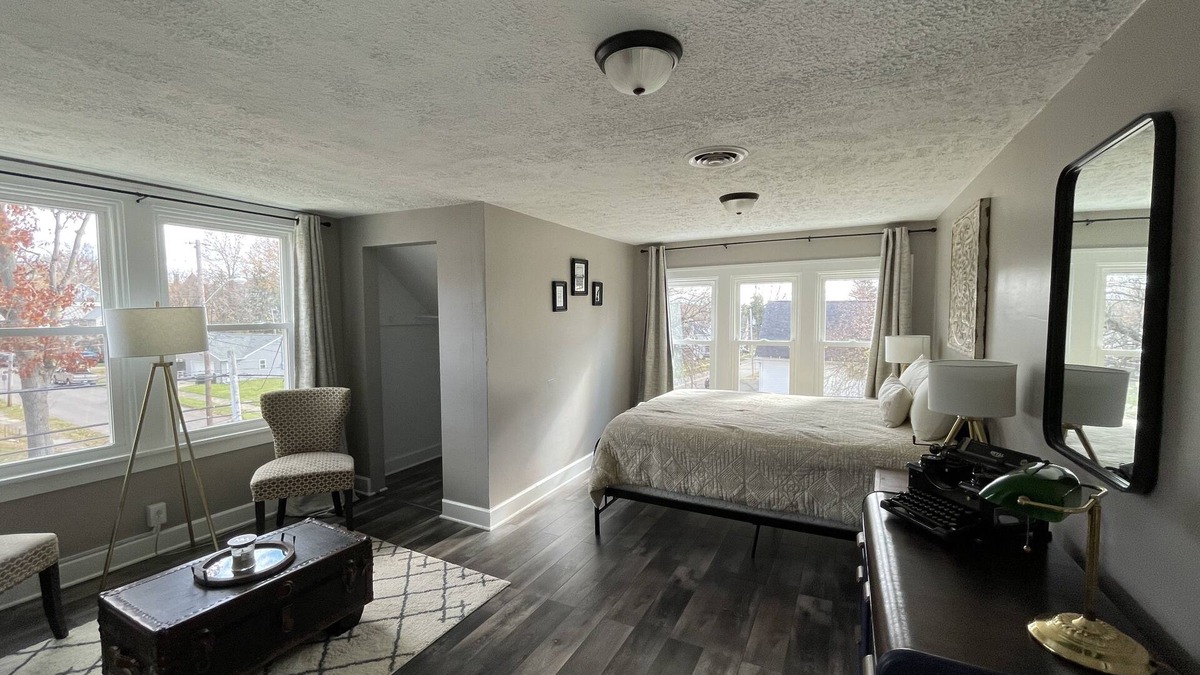 Wooster Apartment | The Coxon House Inn: 3rd floor apartment- The Writer’s Nook