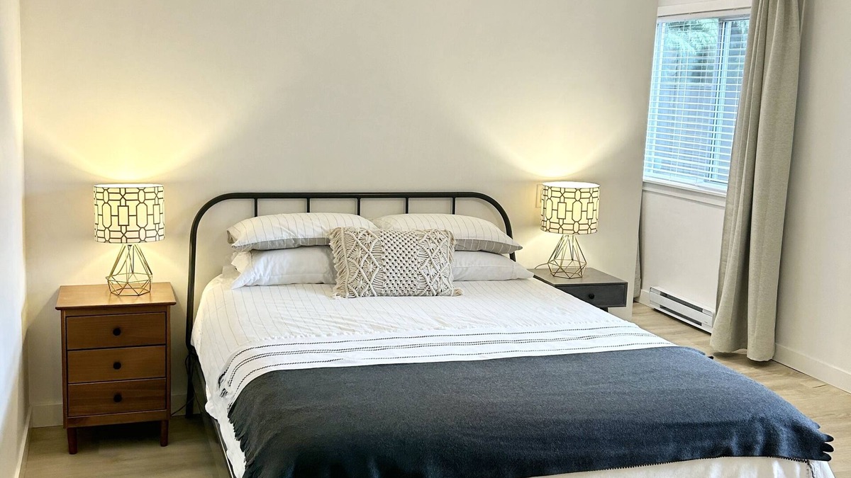 Walnut Grove House | The coziest modern suite w/private entrance. Central location & pet-friendly 🐾