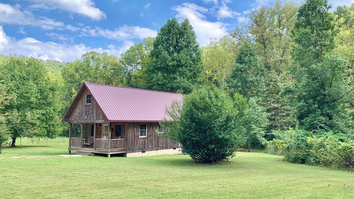 Catlettsburg Cabin | The Cozy Cabin 2 Bedrooms 1 Bath is the perfect romantic getaway in the country.