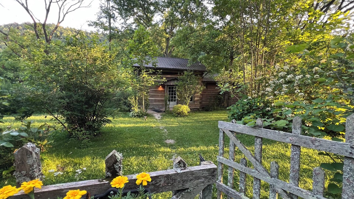 Irvine Cabin | The Cozy Cabin – A Historic Chestnut Log Haven in the Holler