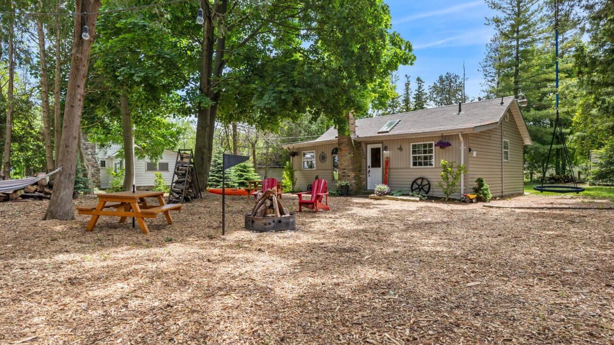 Port Franks Cottage | The Cozy Cabin in Port Franks! Close to the Beach! The Perfect spot to Relax!