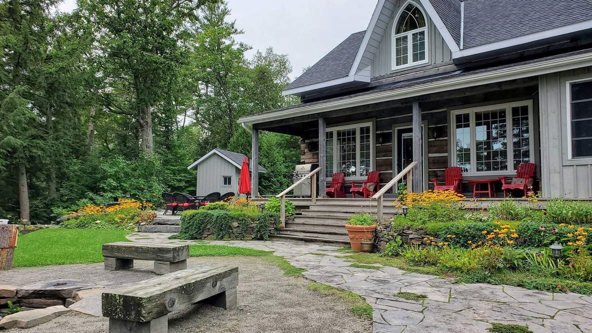 Dysart et al Cottage | The Cozy Canadian Lake House