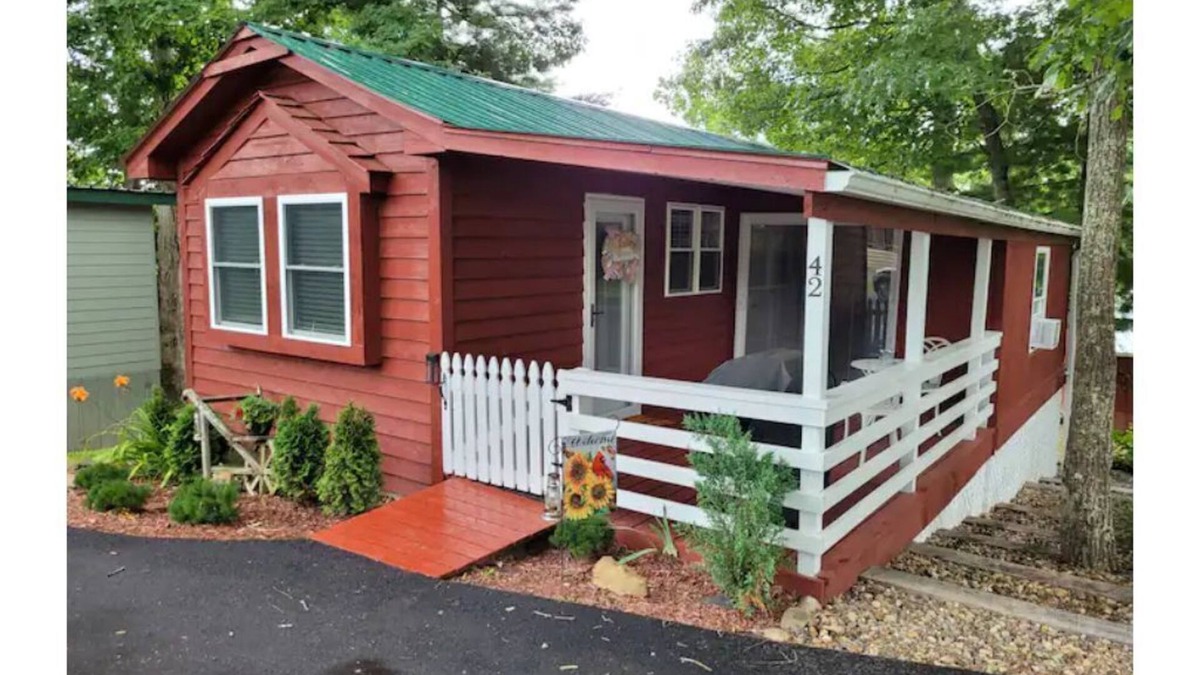 Pipestem Cottage | The Cozy Cardinal 2-bedroom cottage w/pool access, Wi-Fi