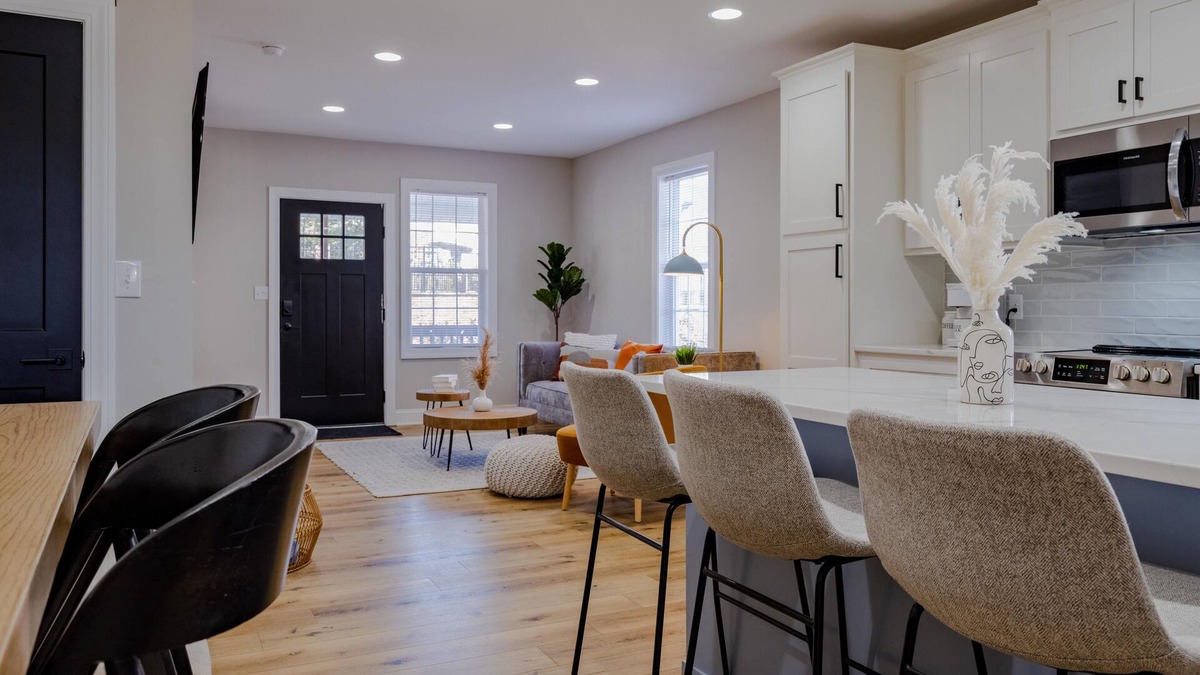 Columbia House | The Cozy Chic WeCo Spot | 3 minutes to Downtown | Steps to WeCo Riverwalk