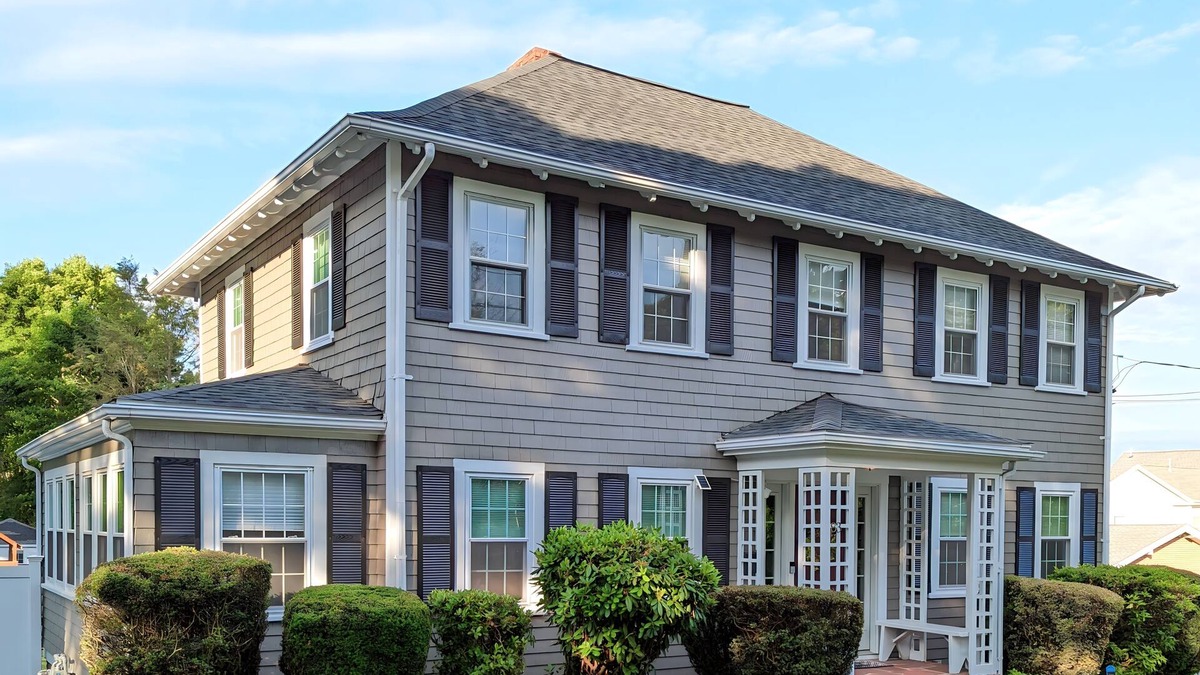 Norwood House | The Cozy Colonial - 4 BDRM that's close to train and only 35 min from City!