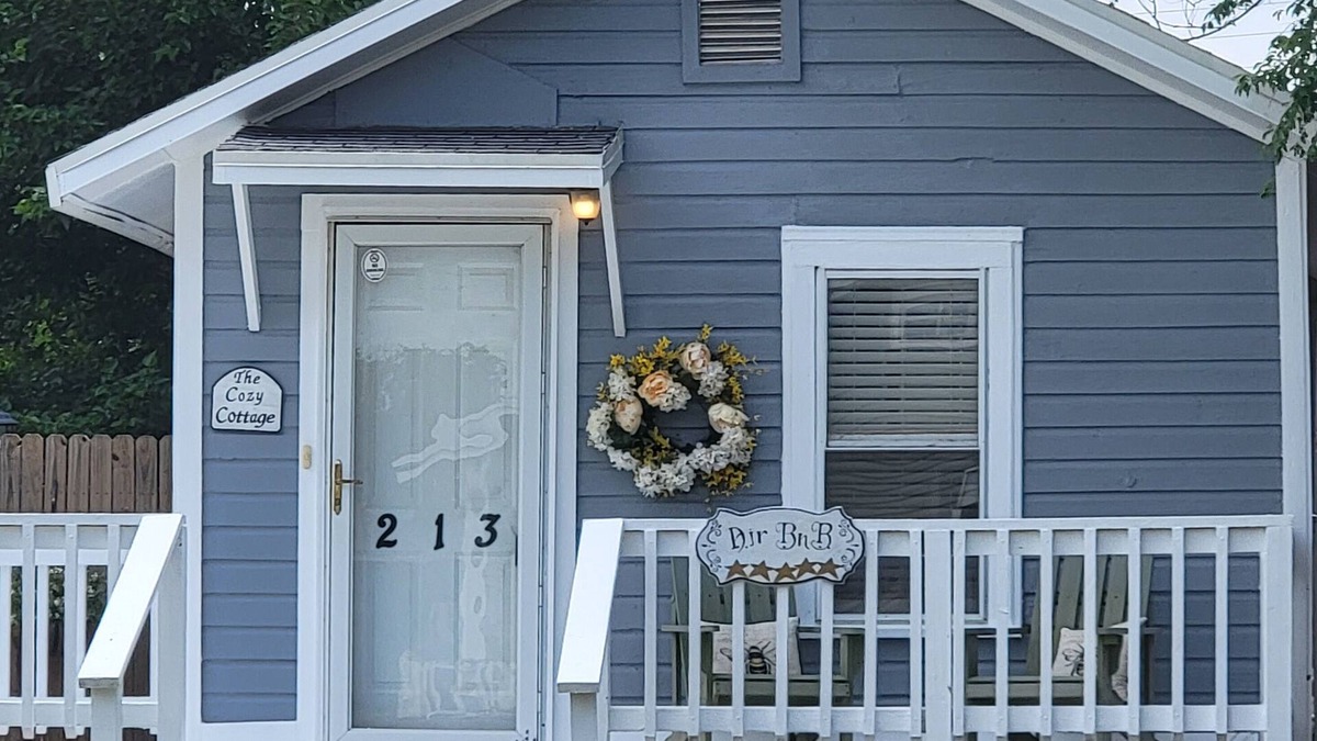 Post House | THE COZY COTTAGE, A Great place to hang your hat.