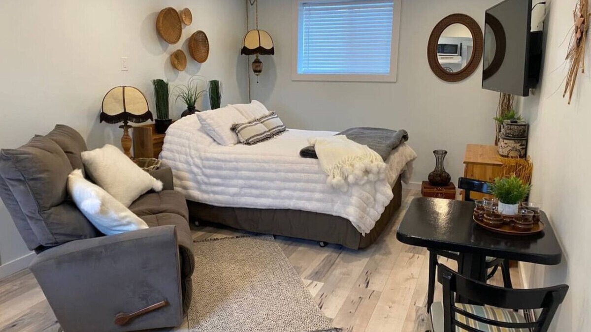 The Gulch Apartment | The Cozy Cove - cozy and bright bachelor suite