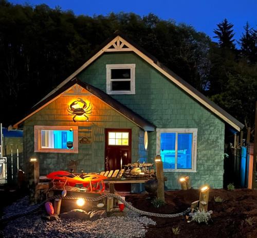 Winchester Bay House | The Cozy Crab Cottage
