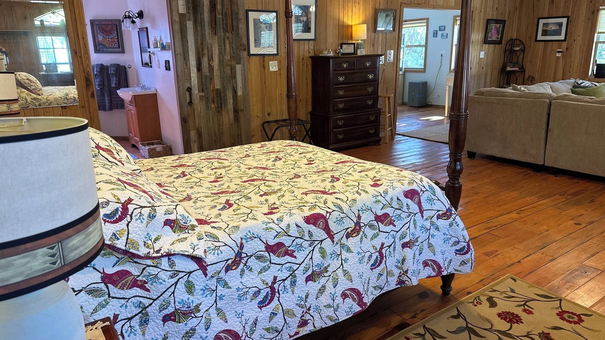 Homosassa Cabin | The Cozy Cute Rustic Lodge close to everything. Clean & Spacious- Fire Pit.
