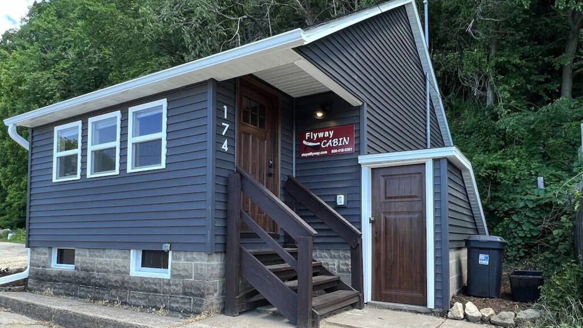 Fountain City Cabin | The “Cozy” Flyway Cabin on the Great River Road!