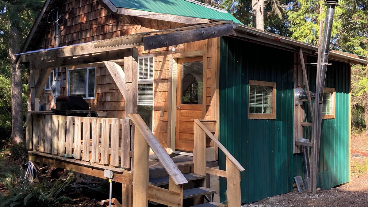 Whaletown Cabin | The Cozy Green Cottage - fully stocked cabin in Whaletown close to the ferry