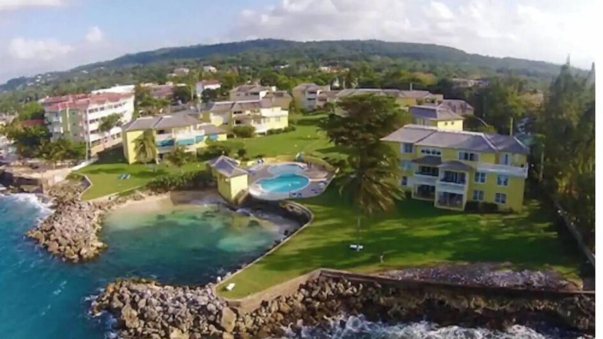 Caribbean Park Condo | THE COZY HOUSE TWO, 3 BEDROOM BEACH FRONT