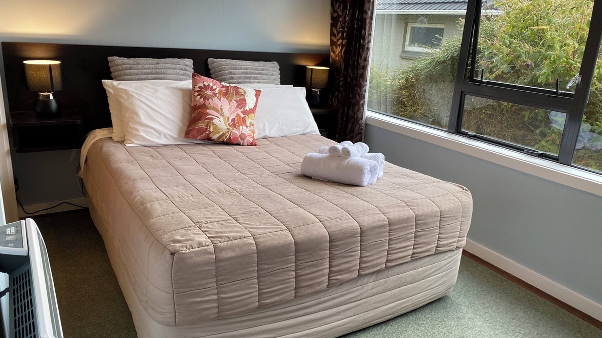 Upper Hutt House | The Cozy Hutt Home - 2-minutes to City Centre, Brewtown and Hutt River Trail