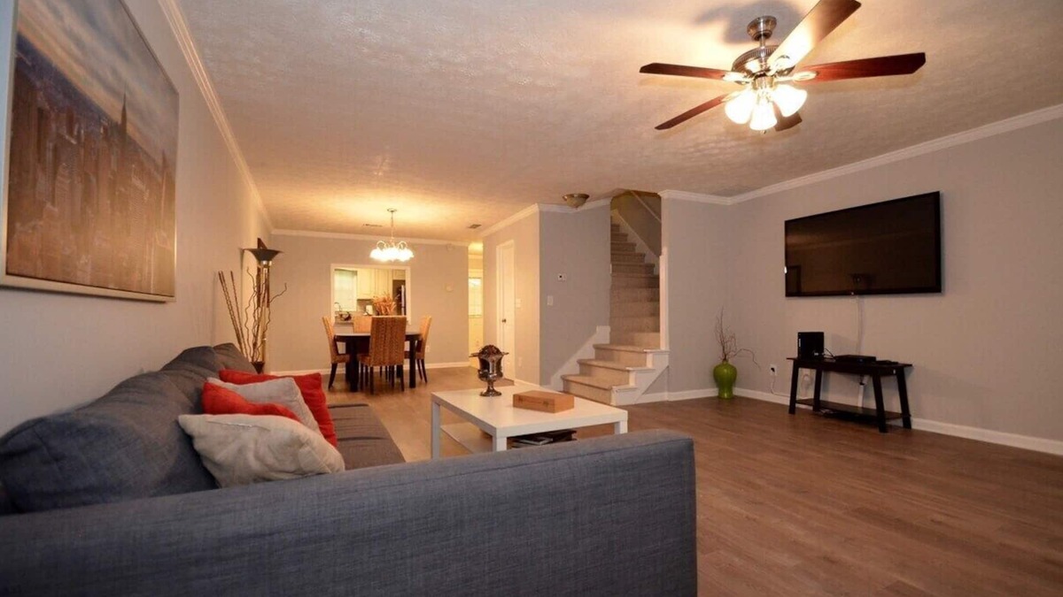 Conyers House | The Cozy Pearl Townhome - 10 mins to horse park!
